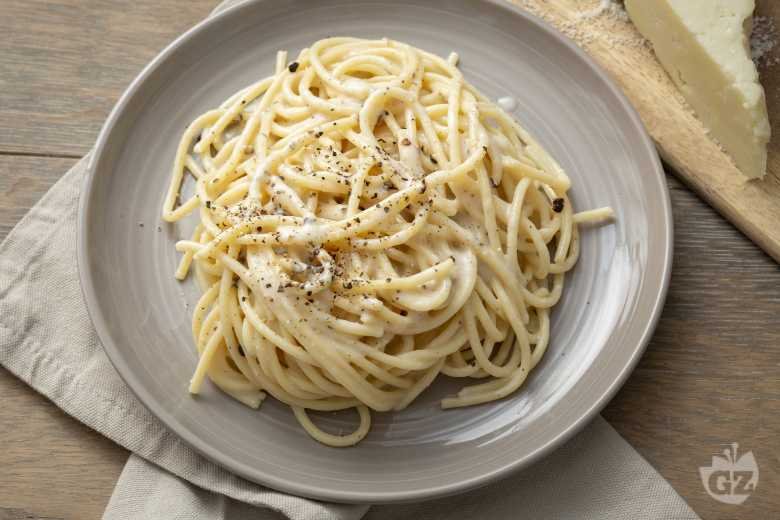 Spaghetti Cacio e Pepe (Pecorino and black pepper spaghetti)