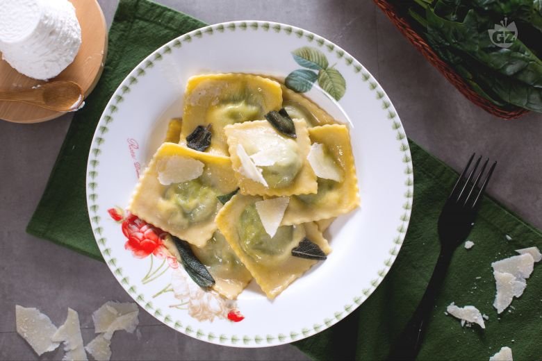Ricotta and spinach ravioli with butter and sage
