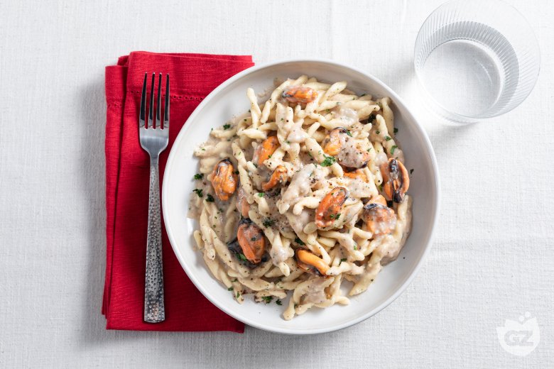 Strozzapreti with cheese, mussels, and pepper
