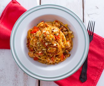 Spaghettoni with swordfish and breadcrumbs