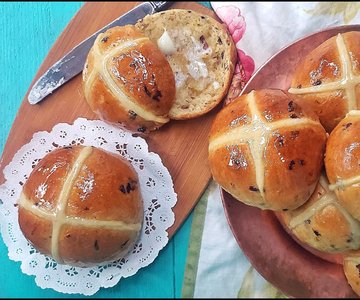 Hot Cross Buns with Currants