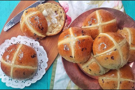 Hot Cross Buns with Currants