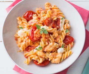 Pasta with cherry tomatoes and stracchino