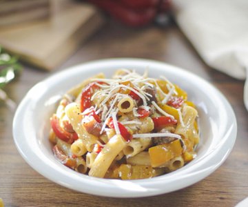 Pasta with peppers and bacon