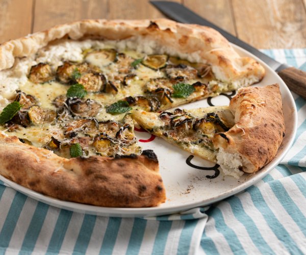 Pizza alla Nerano with stuffed crust