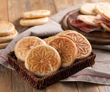 Crescentine or tigelle