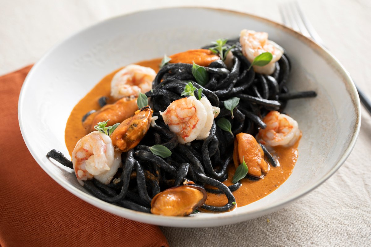 Guitar spaghetti with cuttlefish ink, mussels and prawns