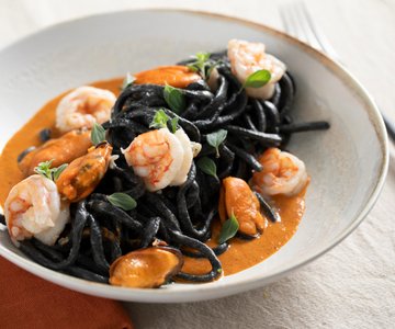 Guitar spaghetti with cuttlefish ink, mussels and prawns