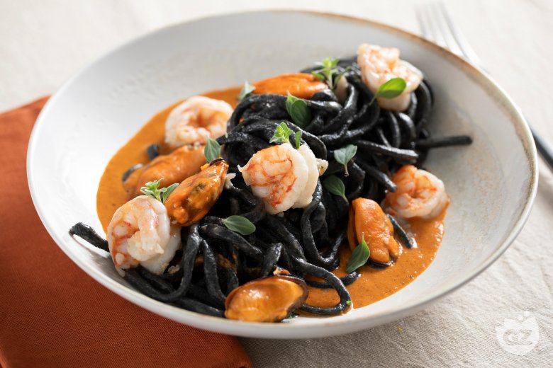 Guitar spaghetti with cuttlefish ink, mussels and prawns
