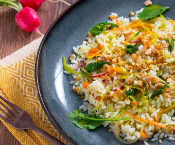 Rice salad with vegetables and peanuts