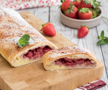 Strudel with custard and strawberries