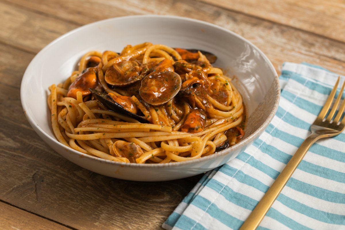 Creamy pasta with mussels and clams