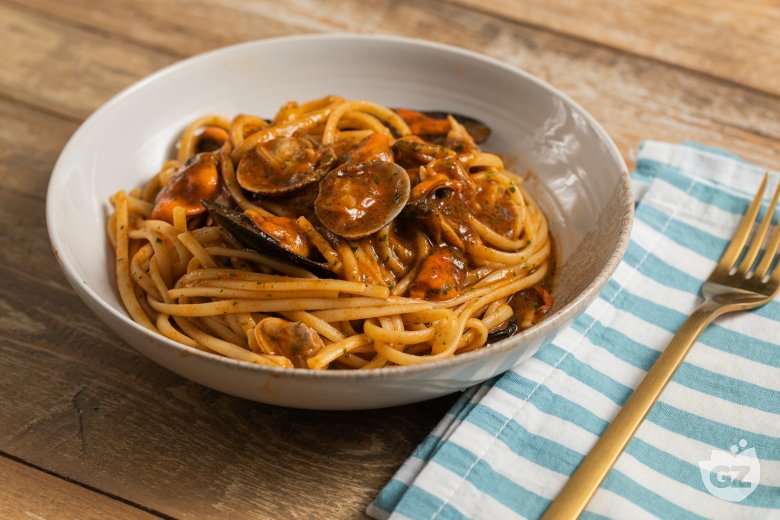 Creamy pasta with mussels and clams