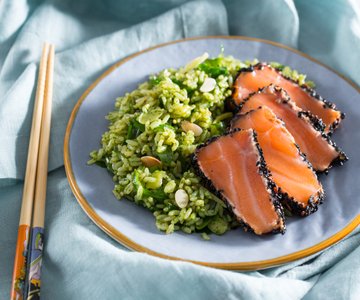 Rice salad with tataki salmon and arugula