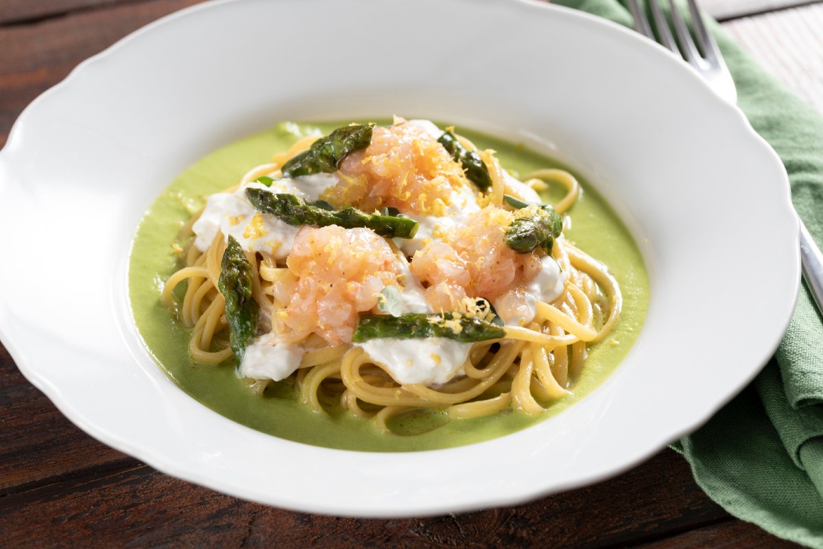 Linguine with scampi, burrata, and asparagus