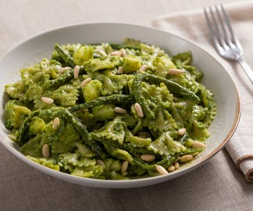 Cold pasta with pesto, potatoes, and green beans