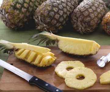 How to clean and cut the pineapple