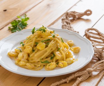 Spaghetti with shrimp, stracchino, and saffron