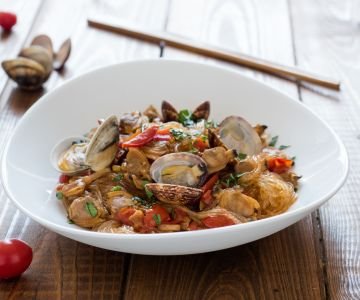 Soybean spaghetti with clams and cherry tomatoes