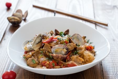 Soybean spaghetti with clams and cherry tomatoes