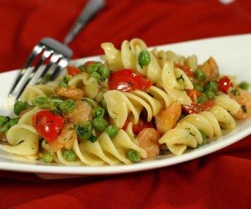 Fusilloni with peas, shrimp, and cherry tomatoes