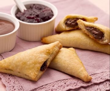Ricotta triangles with cherry jam