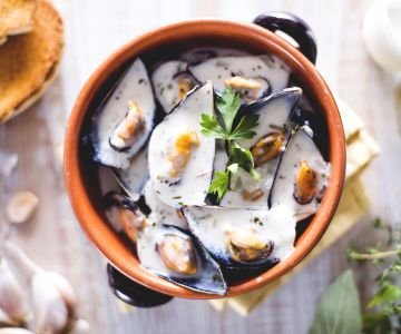 Mussels in White Wine and Cream Sauce