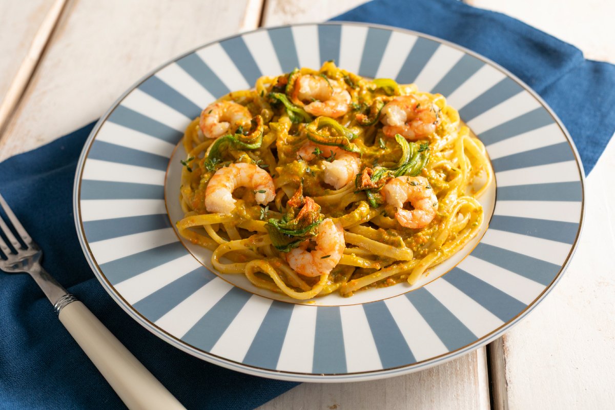 Pasta with zucchini flower pesto and prawns
