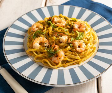 Pasta with zucchini flower pesto and prawns