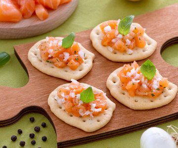 Flatbreads with salmon tartare and spring onion