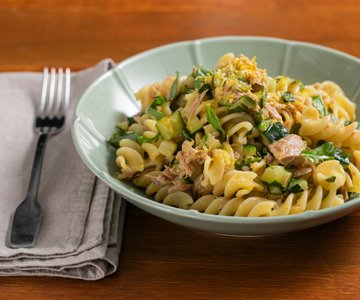 Cold pasta with tuna and zucchini