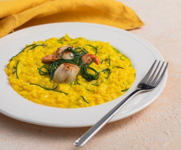 Saffron risotto with scallops and agretti