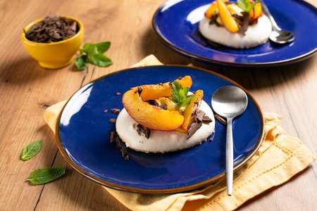 Meringue with Custard and Peaches