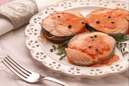 Salmon medallions with green pepper