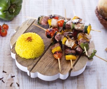 Rustic skewers with saffron rice