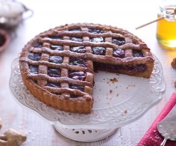 Spiced tart with strawberry jam