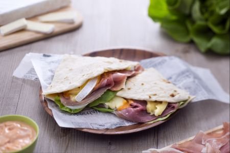 Flatbread with prosciutto, brie, lettuce and cocktail sauce