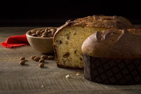 Panettone with figs and almonds