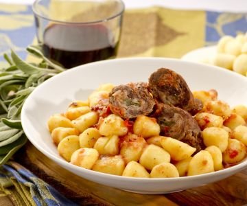Gnocchi with Useleti (Gnocchi with meat rolls)