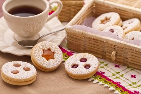 Tyrolean cookies with strawberry jam