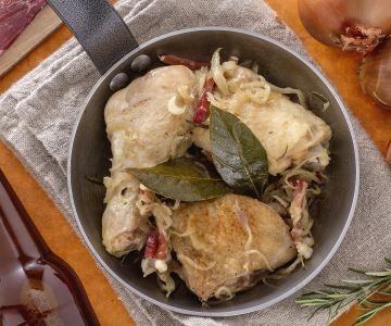 Beer chicken with onions and bacon