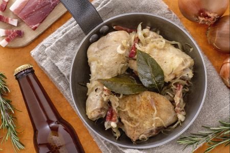 Beer chicken with onions and bacon