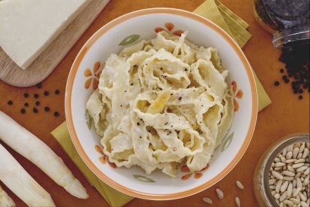 Reginette with white asparagus pesto