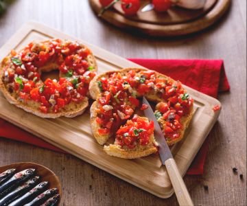 Friselle with tomato and anchovies