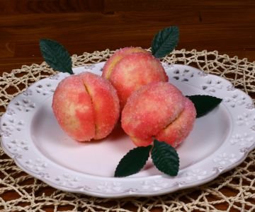 Fake peaches with alchermes