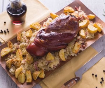 Smoked shank with potatoes and sauerkraut