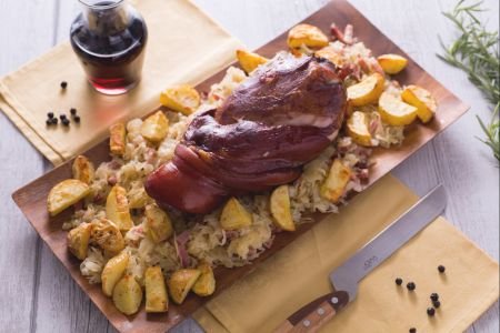 Smoked shank with potatoes and sauerkraut