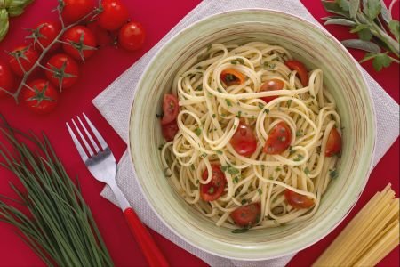 Linguine with mixed herbs, cherry tomatoes and spicy oil