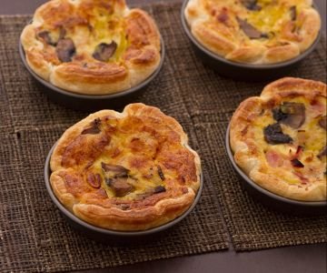 Mini quiches with mushrooms, leeks and ham