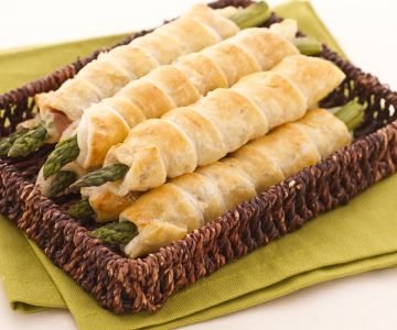 Asparagus in puff pastry with prosciutto
